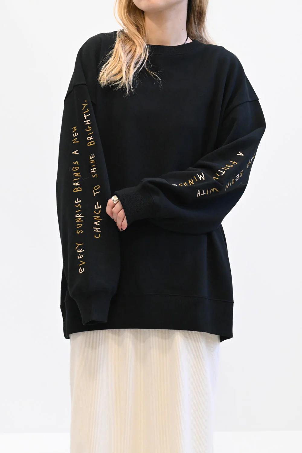 たてロゴ袖刺繍プルオーバー - Image 2