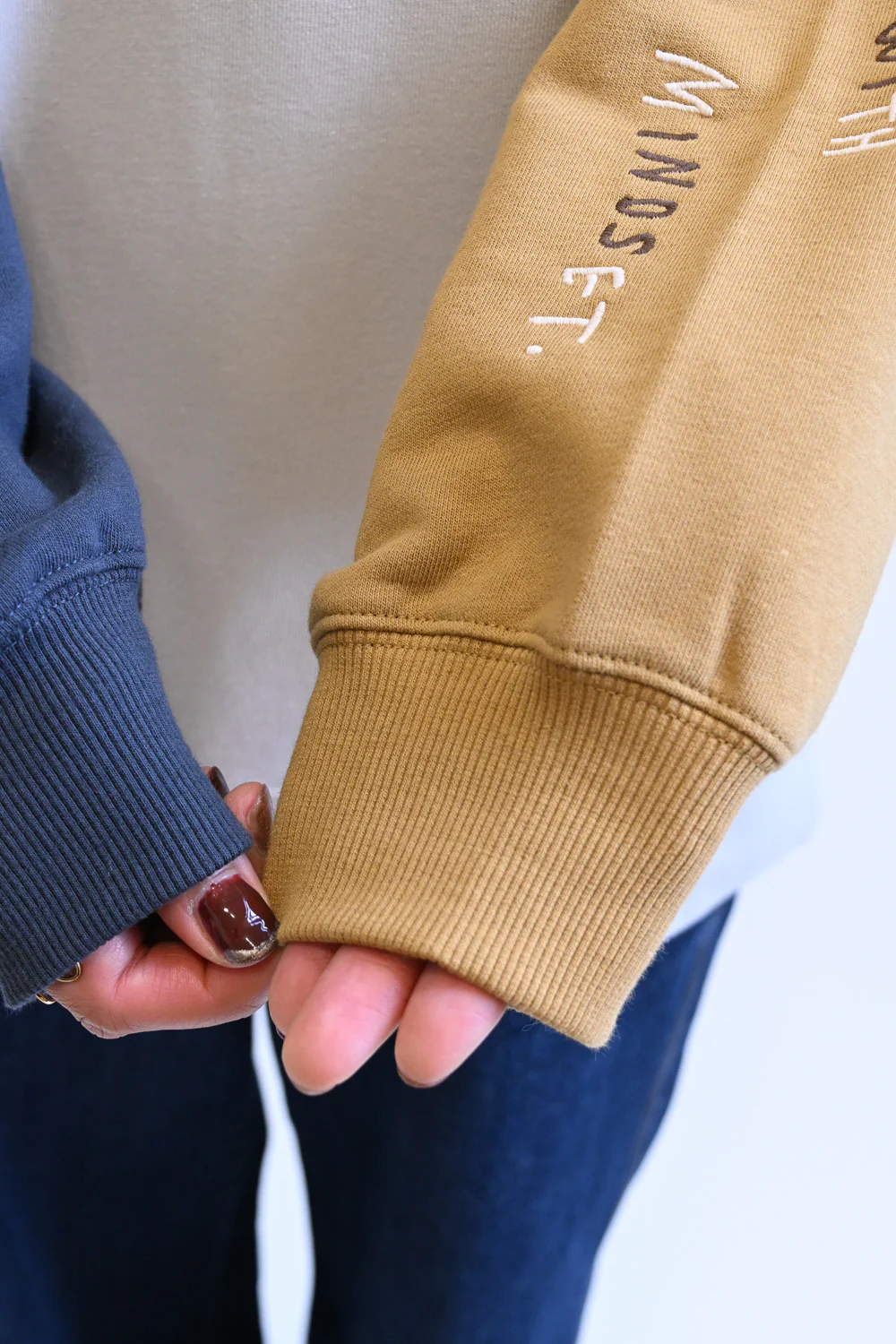 たてロゴ袖刺繍プルオーバー - Image 22