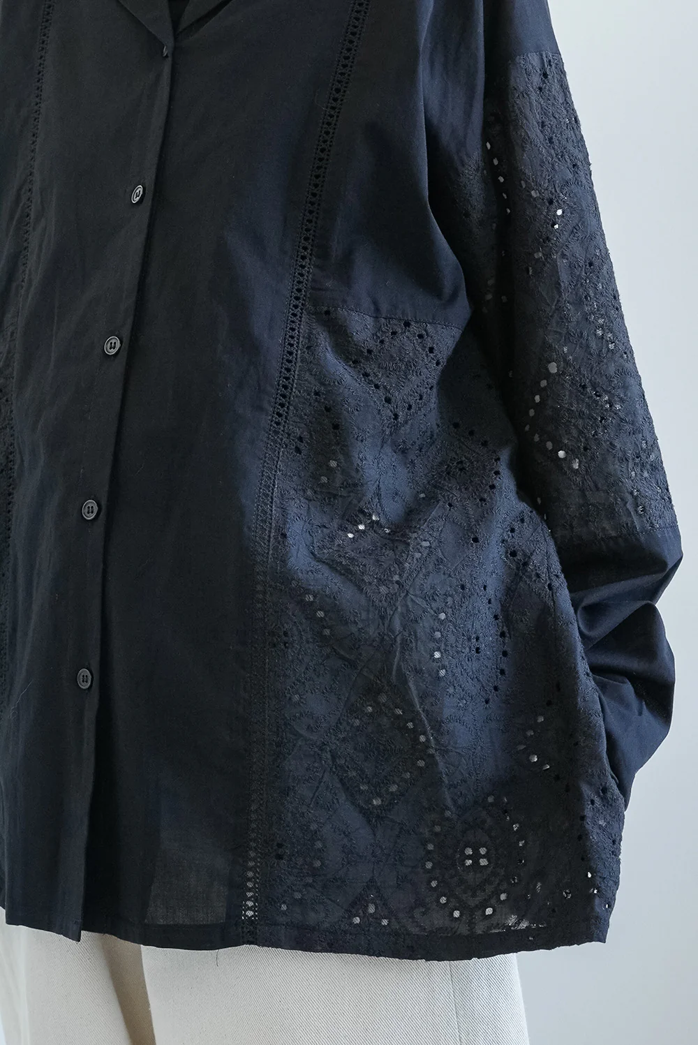 ローンレースオープンカラー長袖シャツ - Image 17