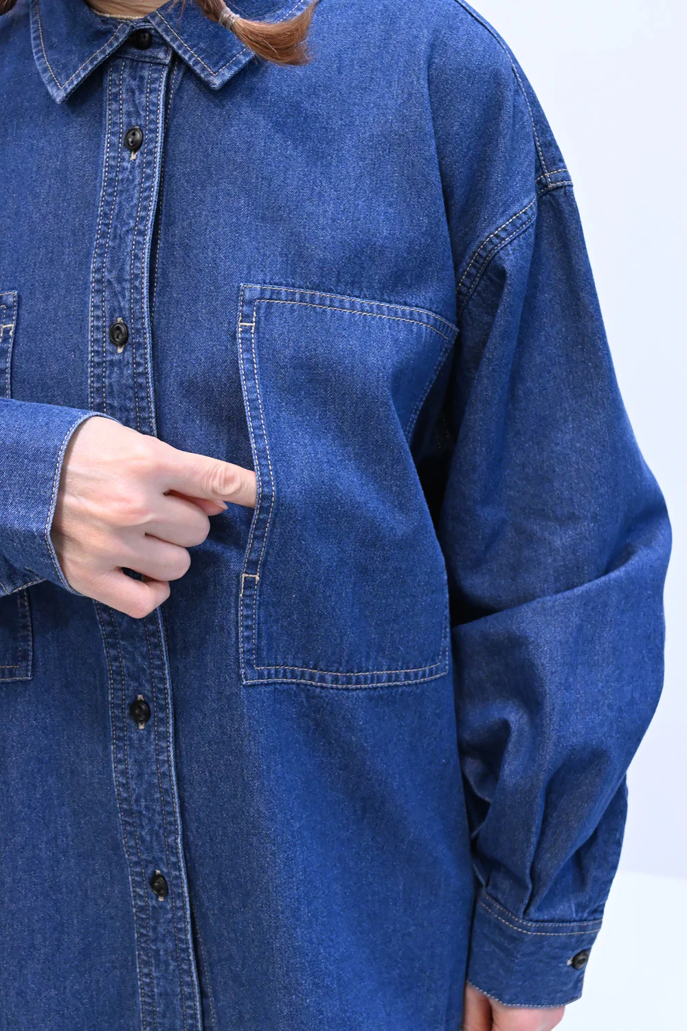 DENIM裾プリント入りシャツ - Image 26