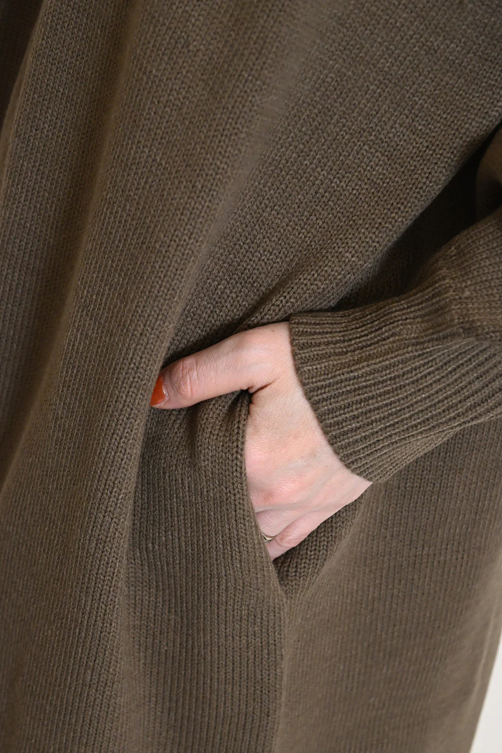Vネックニットワンピース - Image 17