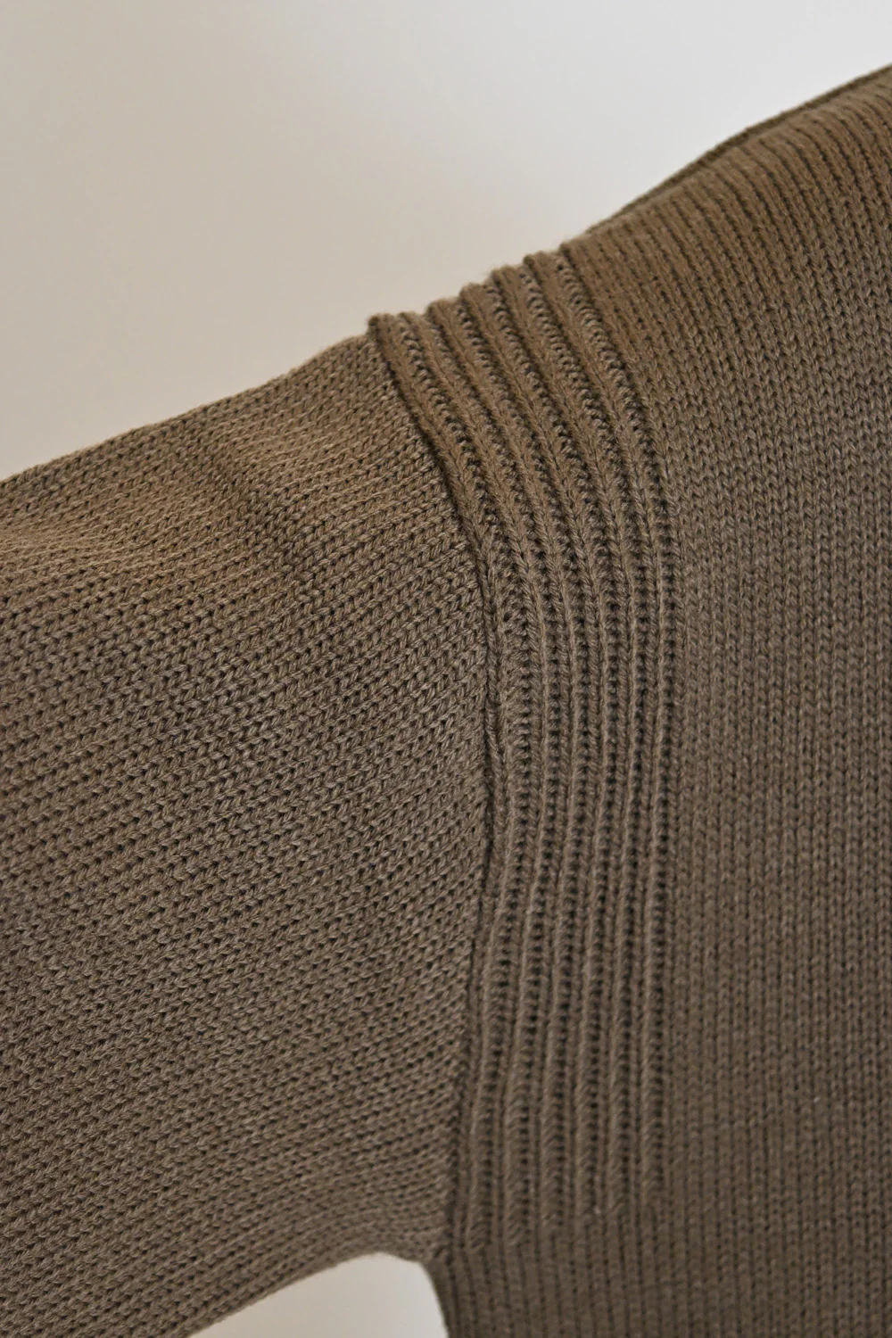 Vネックニットワンピース - Image 19