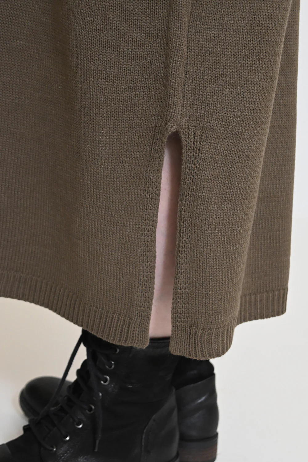 Vネックニットワンピース - Image 22