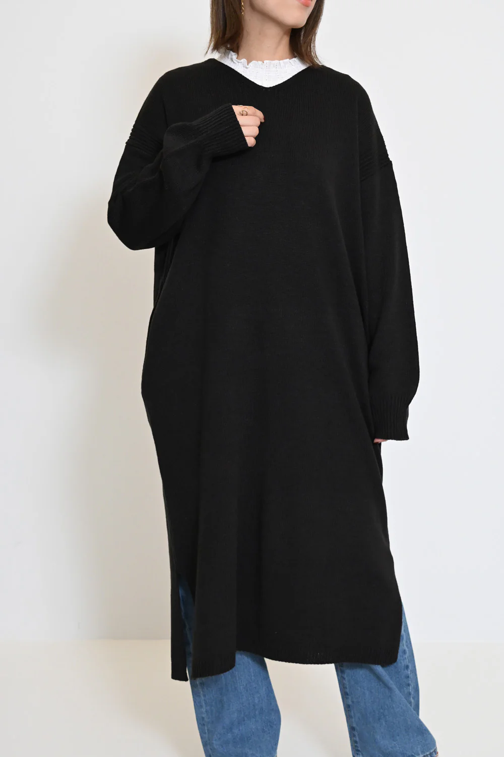 Vネックニットワンピース - Image 3