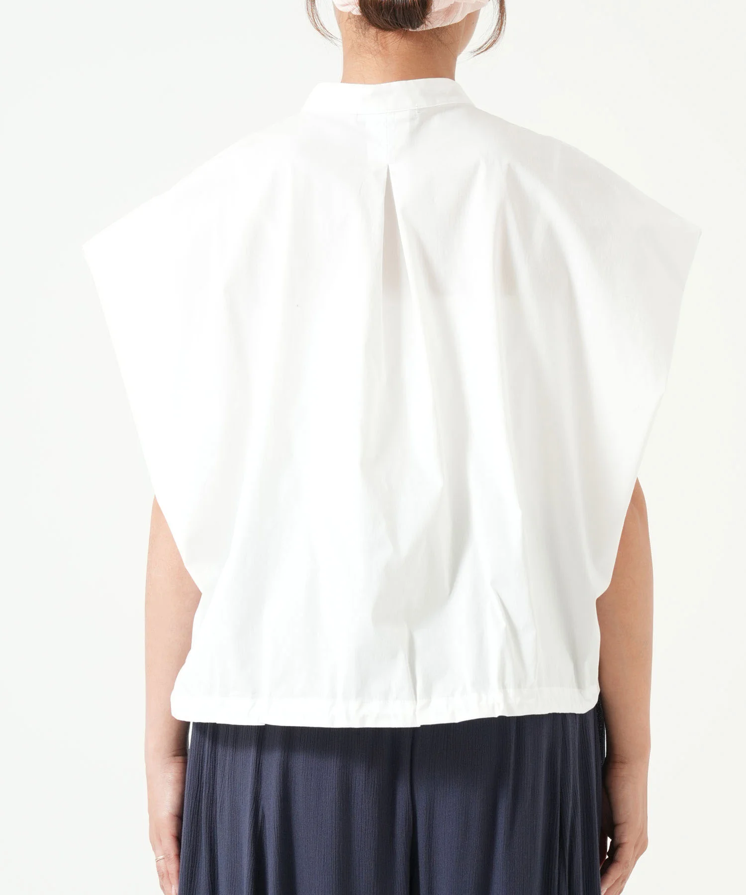 バンドカラー裾ドロスト立体ブラウス - Image 16