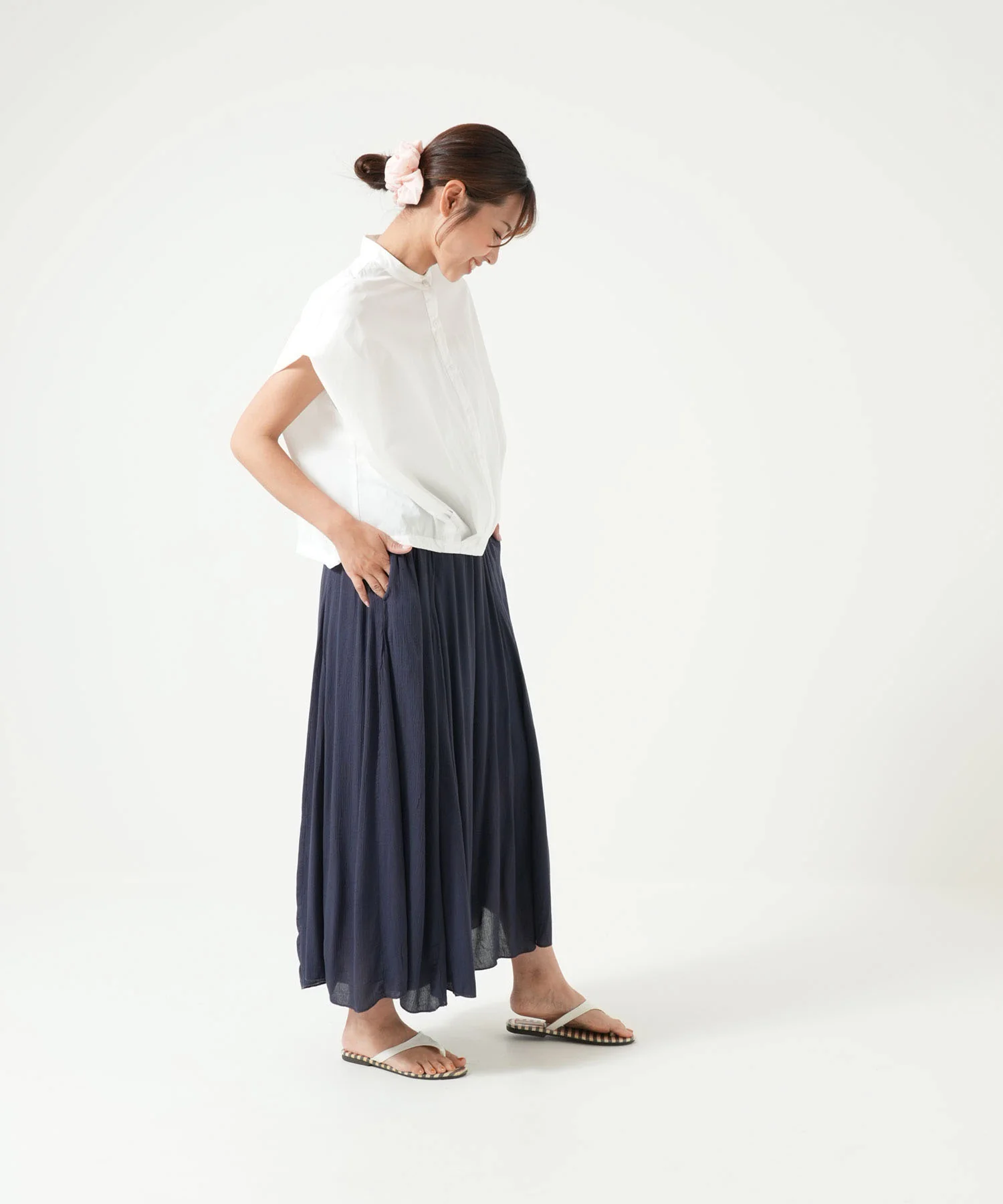 バンドカラー裾ドロスト立体ブラウス - Image 5