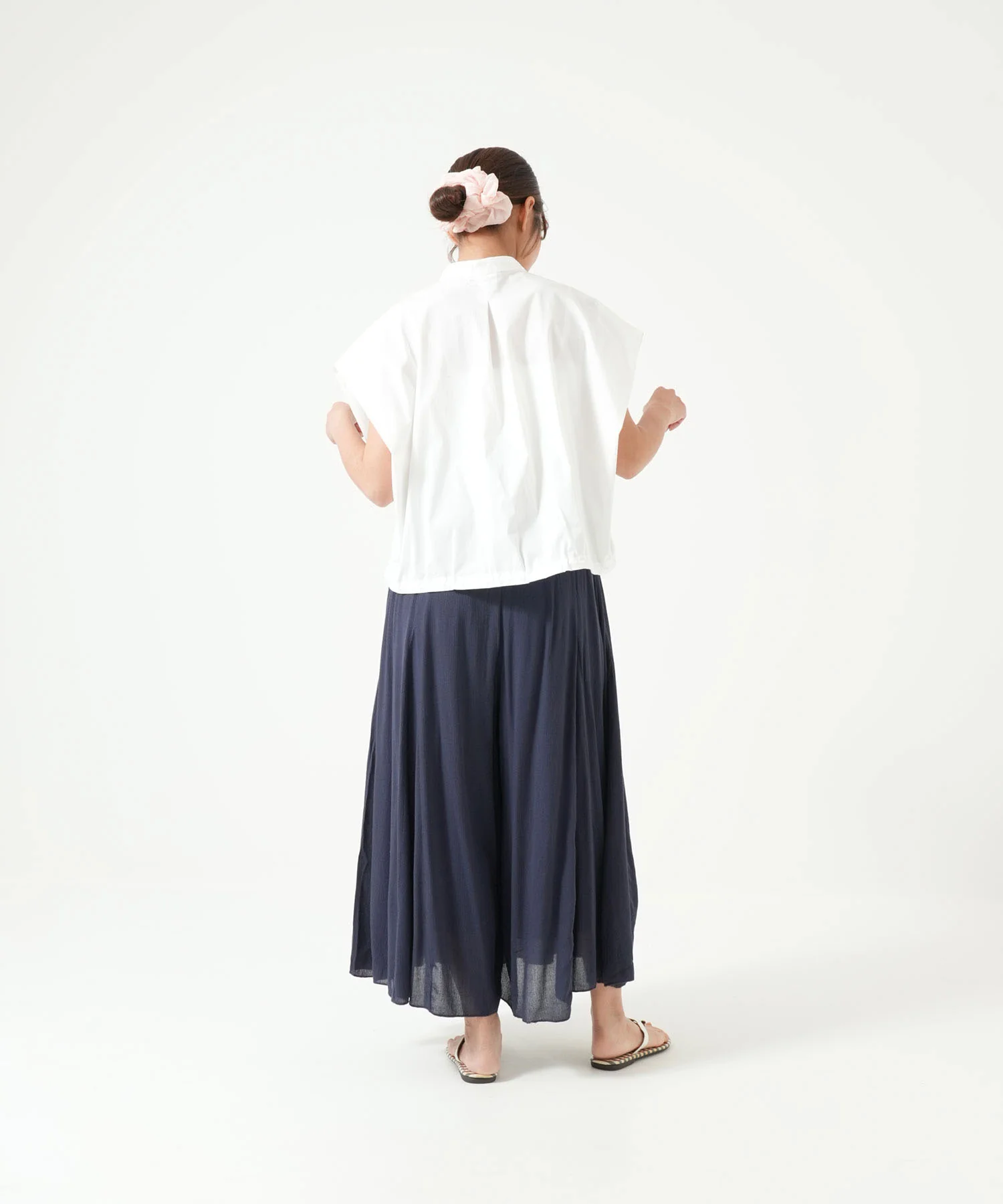 バンドカラー裾ドロスト立体ブラウス - Image 6