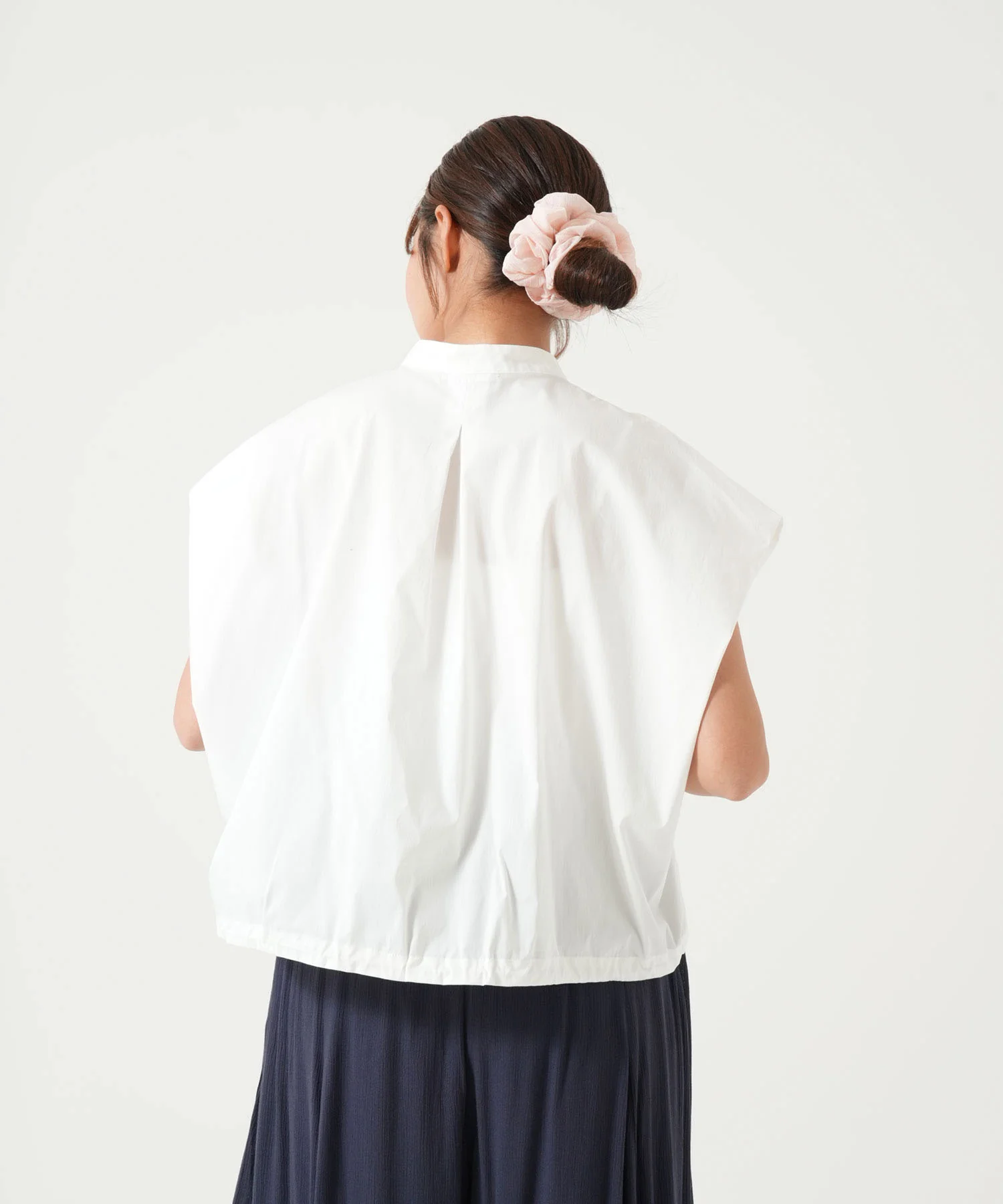バンドカラー裾ドロスト立体ブラウス - Image 9